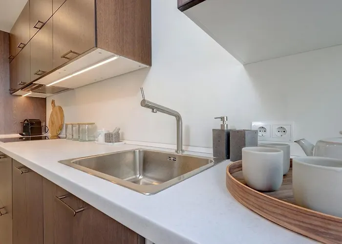 Recently Renovated In Old Town Apartment *